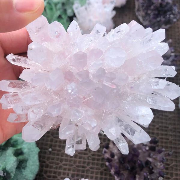 Natural white crystal crystal clusters, allowing the placement of crystals for therapeutic purposes