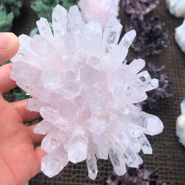 Natural white crystal crystal clusters, allowing the placement of crystals for therapeutic purposes