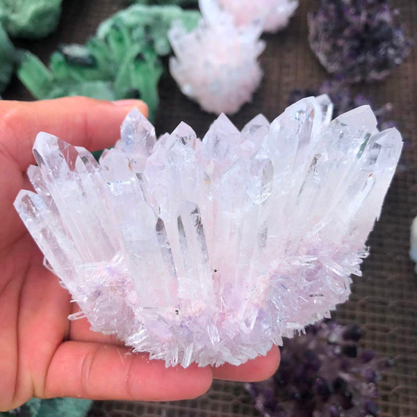 Natural white crystal crystal clusters, allowing the placement of crystals for therapeutic purposes