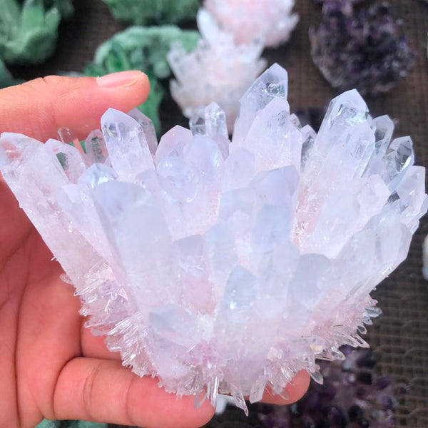 Natural white crystal crystal clusters, allowing the placement of crystals for therapeutic purposes